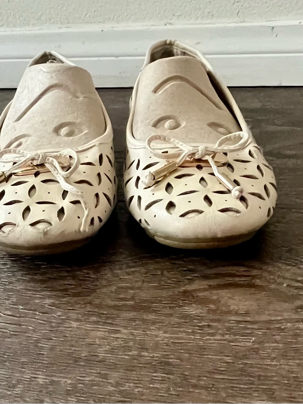WHIT Cream Laser-Cut Bow Detail Ballet Flats - Picture 3 of 12